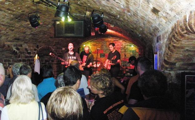 The Cavern. El grupo vasco, en la sala donde los Beatles se dieron a conocer y tocaron en 292 ocasiones. Alfredo y Juan ya llevan tres