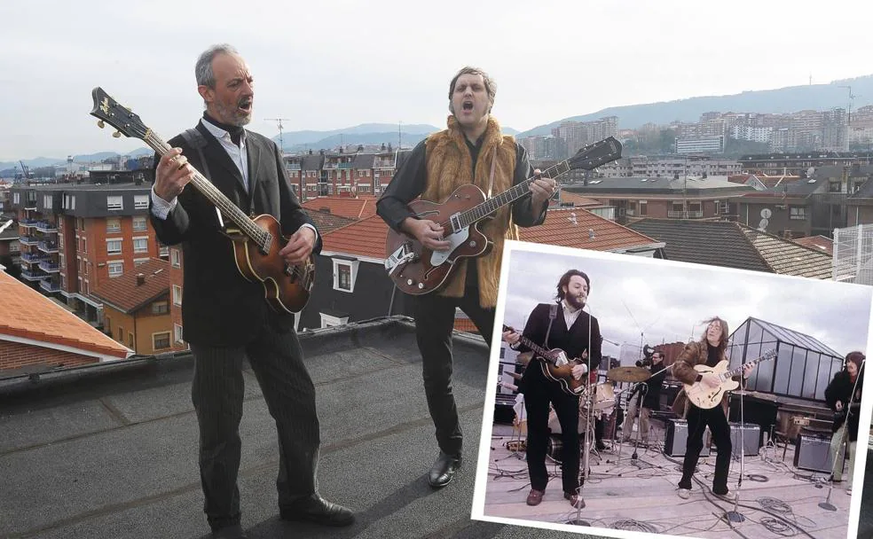 Juan López y Alfredo Niharra, componentes de The Plastic Clono Band, ensayan sobre el tejado de su casa en Las Arenas, Vizcaya, el concierto que los Beatles dieron hace medio siglo en la terraza de su estudio en Londres para finiquitar ocho años inolvidables.