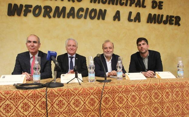 Moreno Brenes, Ramírez, Torres Mora y Martín, en el salón del Centro de Información a la Mujer. 