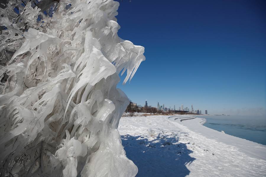 Las temperaturas extremas dejan ocho muertos en los estados de Illinois, Wisconsin, Iowa y Nebraska, y varios casos de congelamiento. En algunos casos han desplomado los termómetros hasta los 40 grados bajo cero, por lo que las autoridades han instado a la ciudadanía a extremar la precaución.