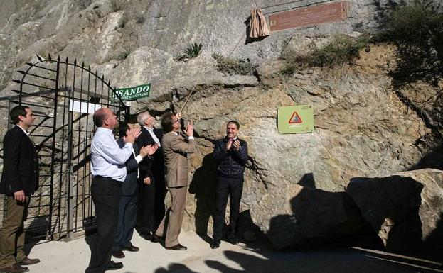 Bendodo, con alcaldes de los municipios limítrofes, en la inauguración del Caminito del Rey.