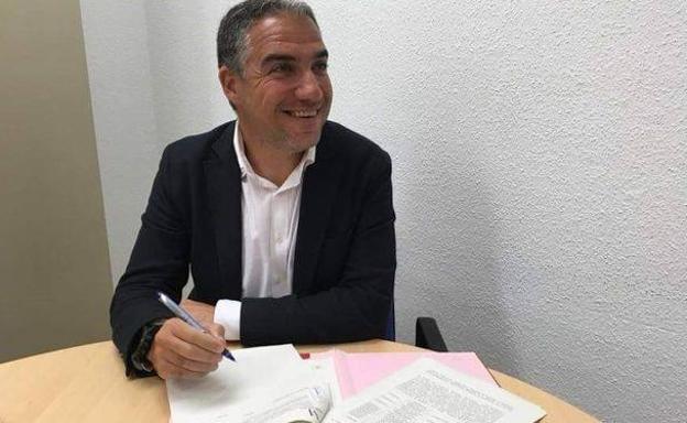 Bendodo firmando la amortización de la deuda de la Diputación.