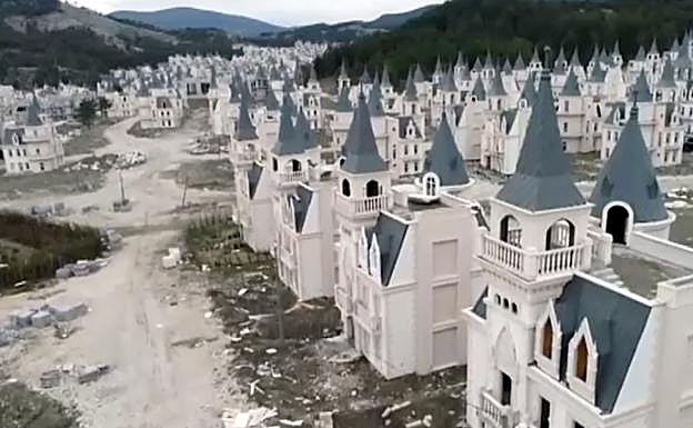 Un pueblo fantasma, sacado de Disney, en mitad de un bosque de Turquía