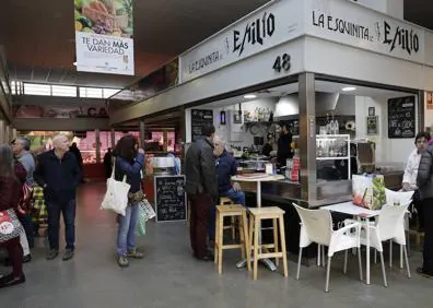 Imagen secundaria 1 - Turistas y visitantes almuerzan en el interior del Mercado de Atarazanas. Abajo, el Mercado del Carmen. El pescaíto frito es la estrella en las cartas.