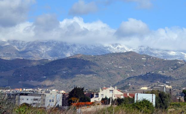 La Maroma, nevada, vista desde Vélez-Málaga este sábado.