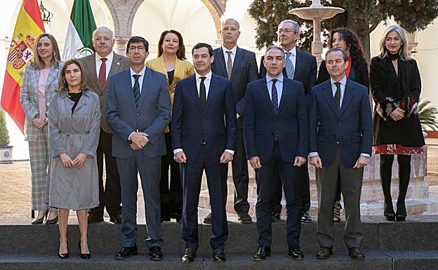 El Consejo de Gobierno, en la foto oficial de su primera reunión, en Antequera, el sábado 26 de enero.