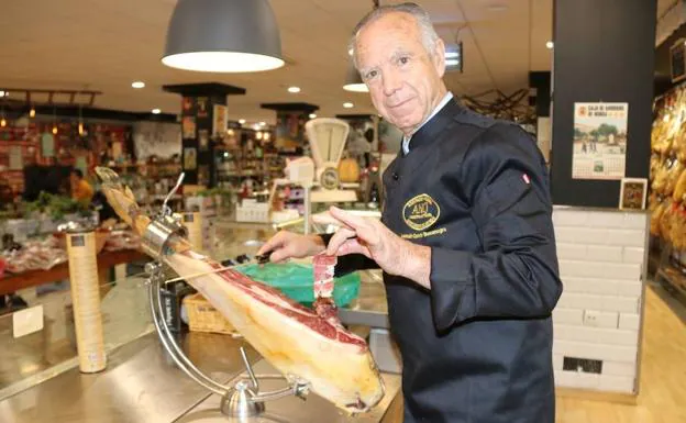 Corbacho, de 72 años y con tres tiendas en Ronda y Marbella, se inició en su oficio con 15. 