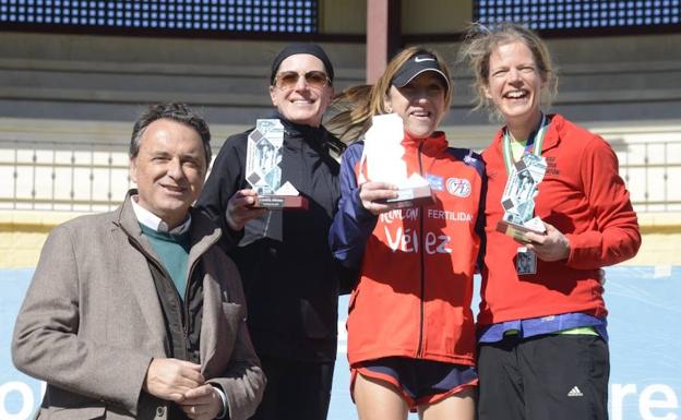 Imagen principal - Mónica Ballesteros y Cristóbal Ortigosa, ganadores de la XXX Media Maratón de Torremolinos