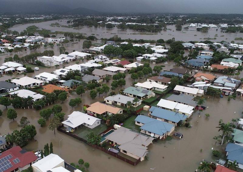 Las fotografías de una inundación en la ciudad australiana de Townsville, donde el agua ha llegado hasta las casas y colegios, ha llevado cocodrilos a las calles y ha obligado a desplegar el ejército 