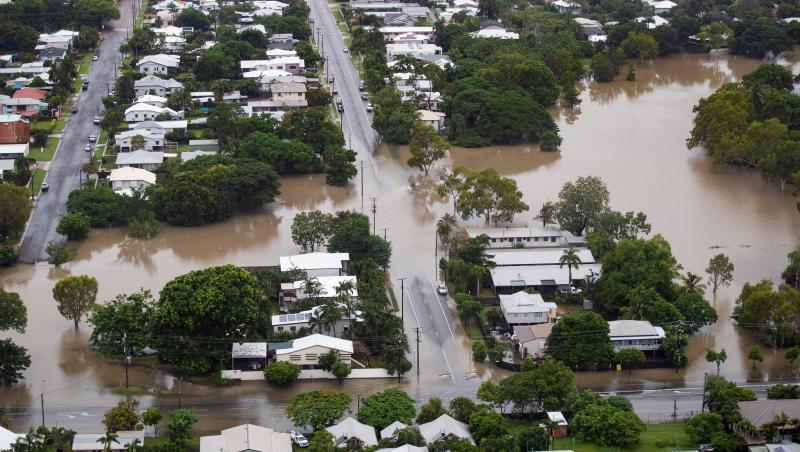 Las fotografías de una inundación en la ciudad australiana de Townsville, donde el agua ha llegado hasta las casas y colegios, ha llevado cocodrilos a las calles y ha obligado a desplegar el ejército 