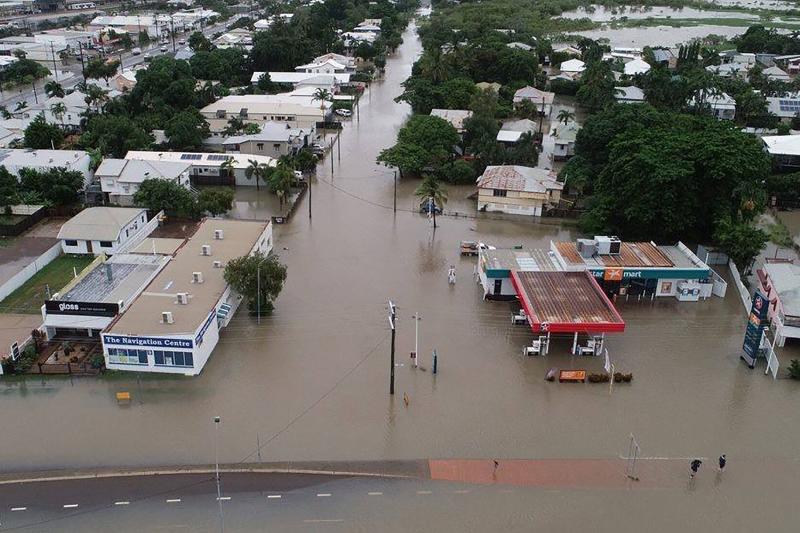 Las fotografías de una inundación en la ciudad australiana de Townsville, donde el agua ha llegado hasta las casas y colegios, ha llevado cocodrilos a las calles y ha obligado a desplegar el ejército 