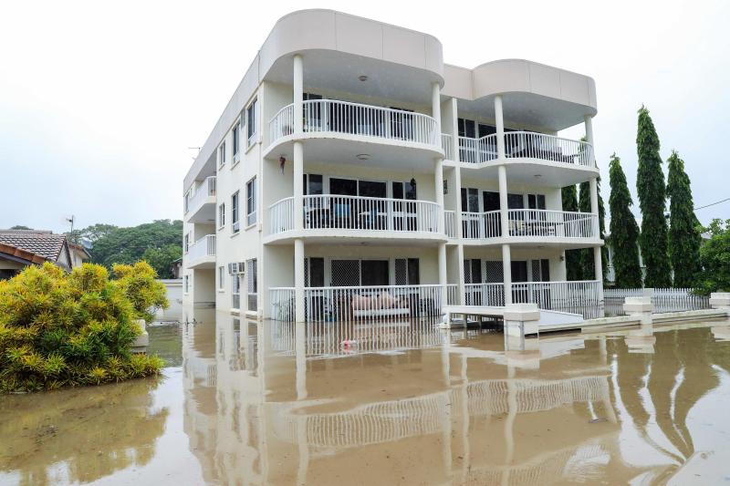 Las fotografías de una inundación en la ciudad australiana de Townsville, donde el agua ha llegado hasta las casas y colegios, ha llevado cocodrilos a las calles y ha obligado a desplegar el ejército 