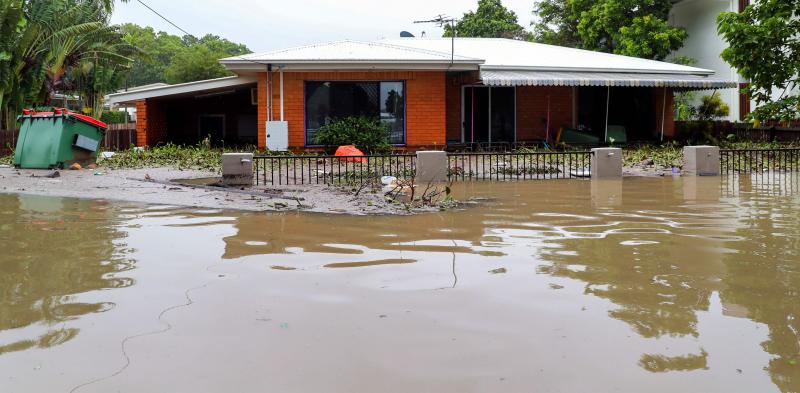 Las fotografías de una inundación en la ciudad australiana de Townsville, donde el agua ha llegado hasta las casas y colegios, ha llevado cocodrilos a las calles y ha obligado a desplegar el ejército 