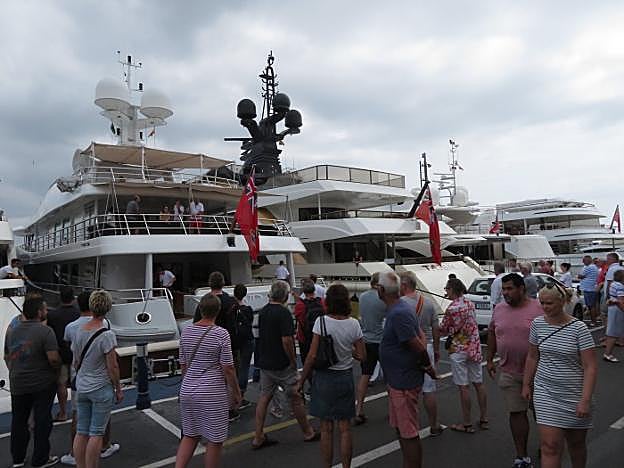 Yates atracados en Puerto Banús.