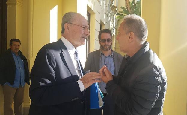 El alcalde conversa con el presidente del comité de Limasa, Manuel Belmonte, en una imagen de archivo.