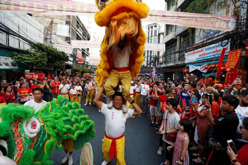 Las celebraciones y pasacalles inundaron las calles de diversos lugares de Asia, como Birmania, Tailandia o la misma China
