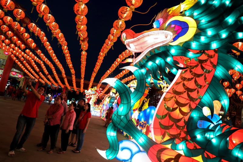 Las celebraciones y pasacalles inundaron las calles de diversos lugares de Asia, como Birmania, Tailandia o la misma China