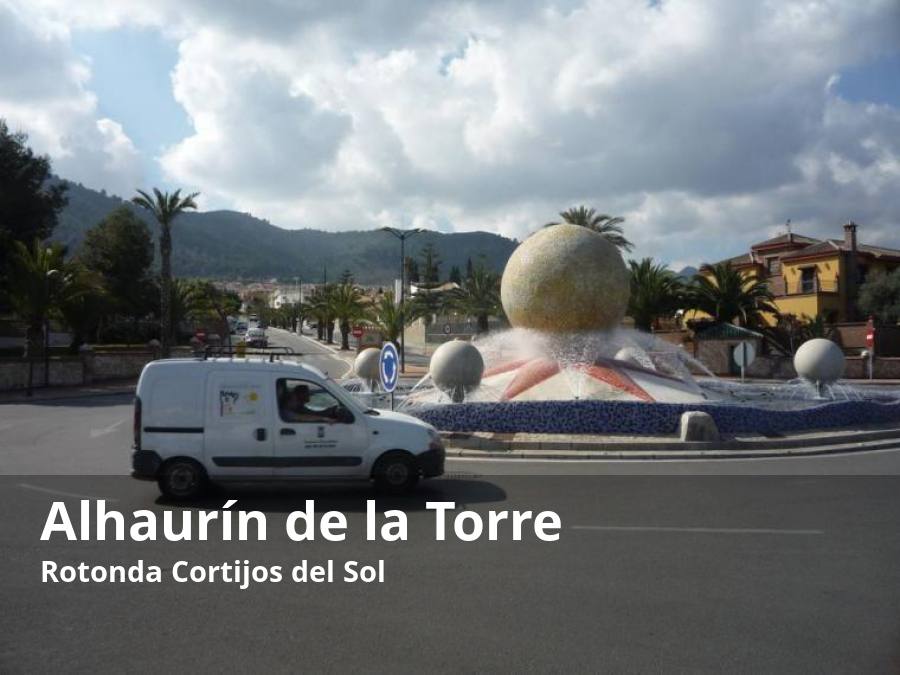 Un rinoceronte, una familia de elefantes, una pirámide, estructuras metálicas de lo más diverso y hasta un homenaje al Seat 600. Estas son algunas de las rotondas más singulares y extravagantes que pueden encontrarse en la provincia de Málaga