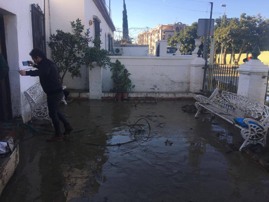 El agua llegó a alcanzar el metro y medio de altura, anegando los bajos de más de 60 viviendas. Los bomberos tuvieron que rescatar a una mujer de 90 años