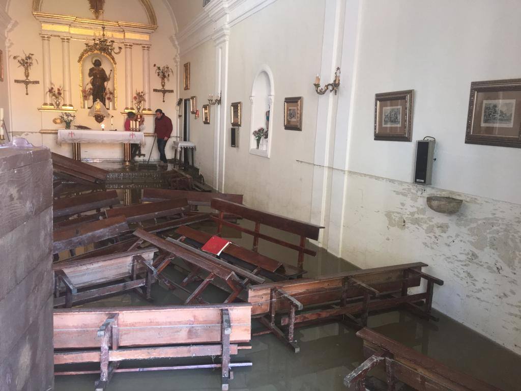 El agua llegó a alcanzar el metro y medio de altura, anegando los bajos de más de 60 viviendas. Los bomberos tuvieron que rescatar a una mujer de 90 años