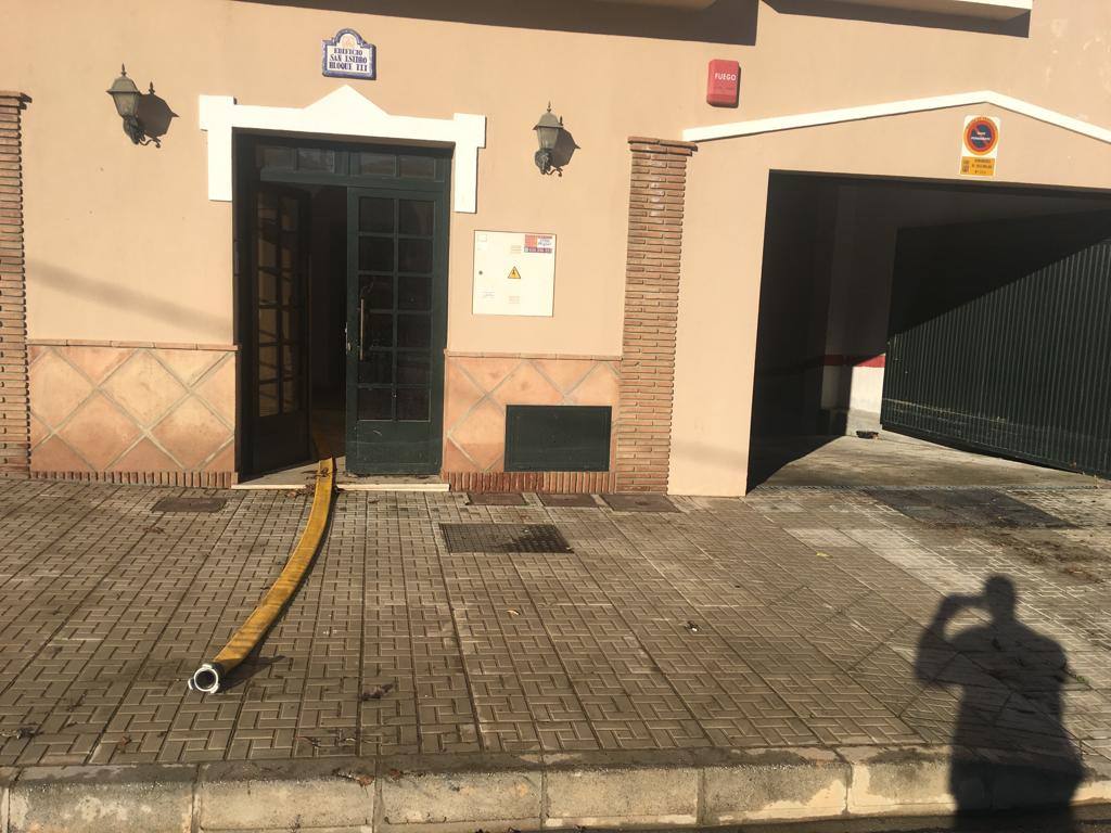 El agua llegó a alcanzar el metro y medio de altura, anegando los bajos de más de 60 viviendas. Los bomberos tuvieron que rescatar a una mujer de 90 años