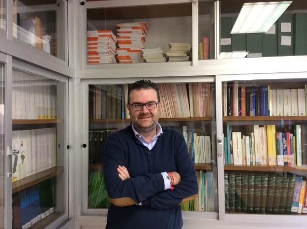 El profesor de la UMA Luis Ayuso, durante la entrevista. :: e. cabeza
