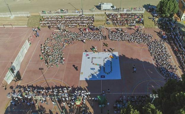 Vista aérea de la celebración al inicio del curso por el cincuenta aniversario del colegio. 