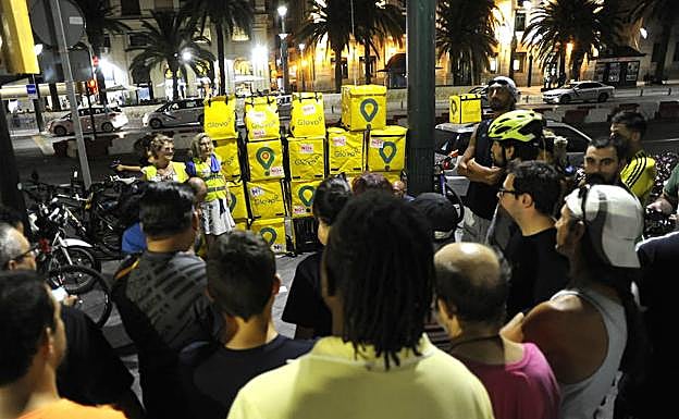 Protesta de repartidores de Glovo el año pasado en la plaza de la Marina. 