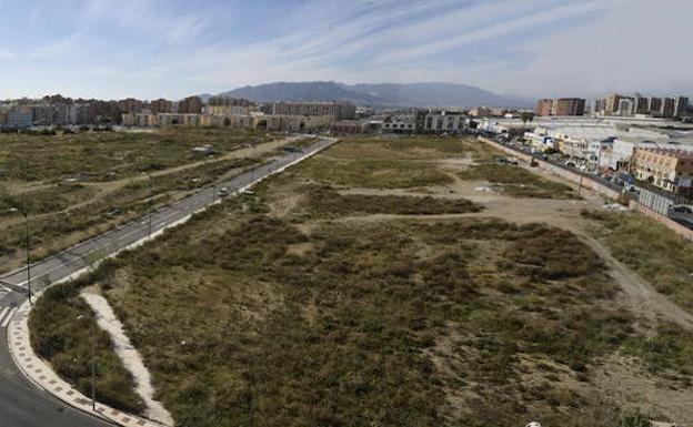 Vista de los terrenos de los antiguos depósitos de Repsol. 