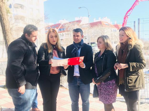 Los representantes del PSOE en la visita a la obra.