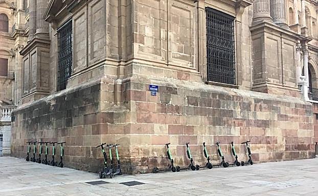 Numerosos patinetes junto a las fachadas de la Catedral. 