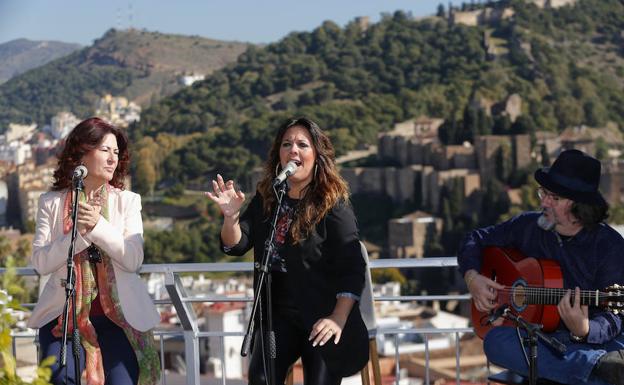 Virginia Gámez, junto a Antonia Contreras y Juan Ramón Caro, ayer en el ACMálaga Palacio. 