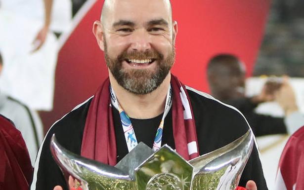 Félix Sánchez, con la Copa de Asia.