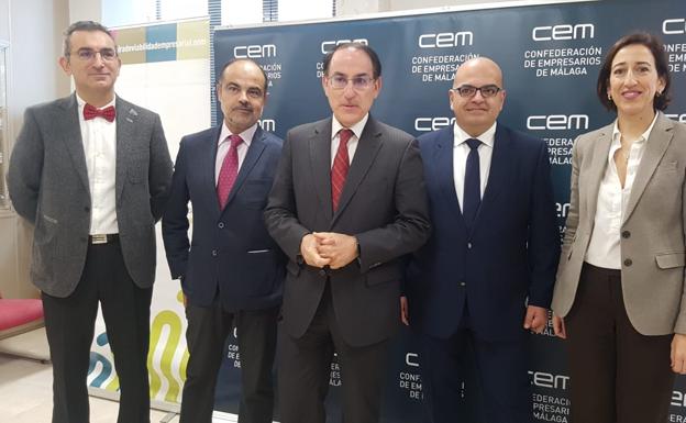 González de Lara, junto al presidente de la Cátedra de Viabilidad Empresarial, ayer en la CEM.