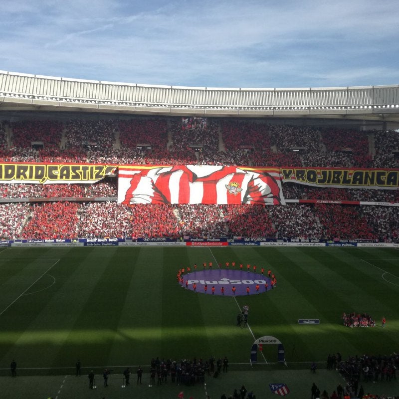 El Wanda Metropolitano recibió al equipo con un gran mosaíco.