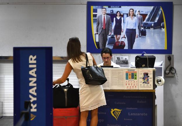Una pasajera de Ryanair, preparada para facturar su equipaje. :: p. marcou / AFP