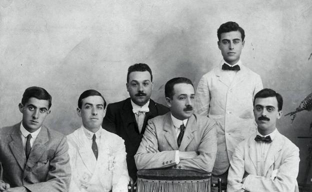 Imagen principal - Malagueños. Los miembros de la «peña malagueña» fotografiados en 1908 (arriba) y 1928 (debajo). De izquierda a derecha, José Moreno Villa, Francisco de Orueta, Manuel García Morente, Ricardo de Orueta, Alberto Jiménez Fraud y Gustavo Giménez Fraud. Amistad. Alberto Jiménez Fraud, paseando por Málaga con José Moreno Villa en los años 20. 