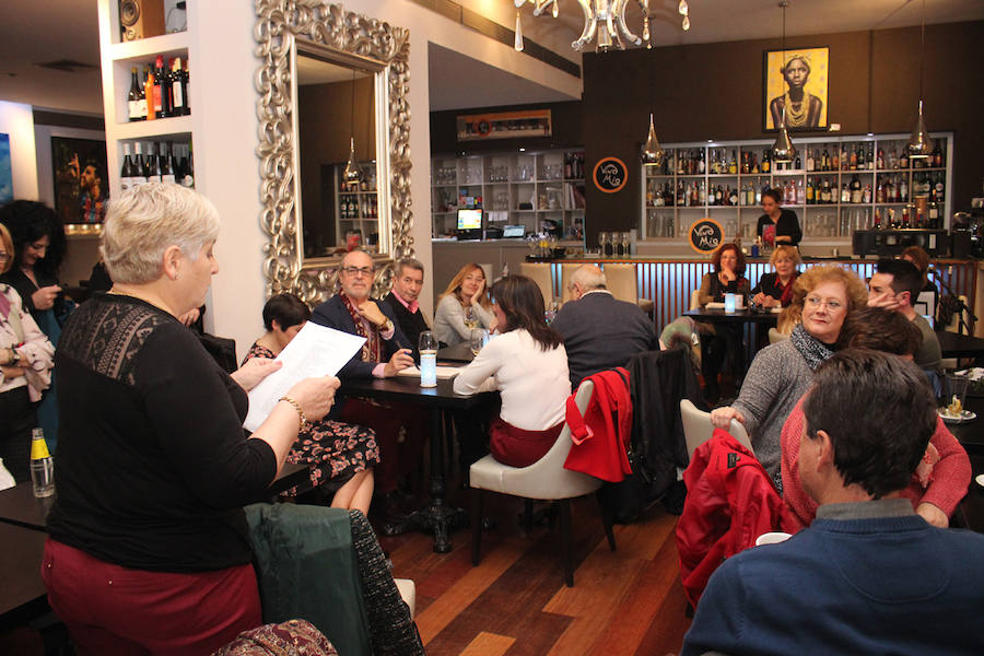 El Restaurante Vino Mío presenta una nueva edición poética que mezcla las letras, el vino y la música. En la foto, un momento de la tertulia en el Restaurante Vino Mío.