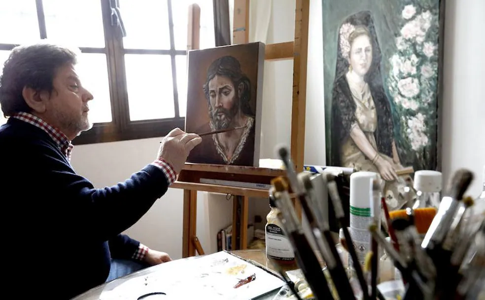 Romero terminando de pintar el lienzo del Nazareno de la Cofradía de Arriba en su estudio en Antequera.