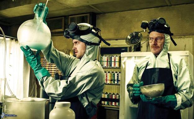 Imagen principal - 'Breaking Bad', una de las grandes series que han marcado a Reina. Abajo, un fotograma de 'Arde Madrid' y 'Utopía' ha sido uno de los descubrimientos del malagueño. 