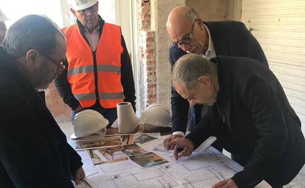 El director Lluís Pasqual, frente a Miguel Gallego, ayer, en Málaga para supervisar las obras. 