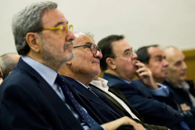 El expresidente de Caixa Catalunya, Narcís Serra, y el exdirector general, Adolf Todó, en el juicio. :: efe