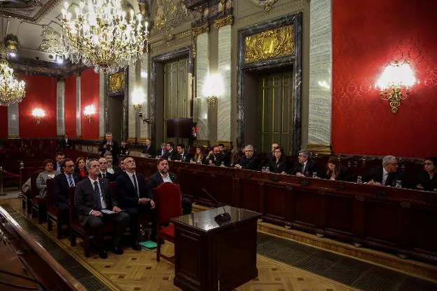 Los doce dirigentes
independentistas se sientan
por primera vez en el banquillo
de los acusados.
:: Emilio Naranjo / efe