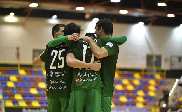 Los jugadores del BeSoccer UMA Antequera se abrazan para celebrar el importante triunfo del viernes. 