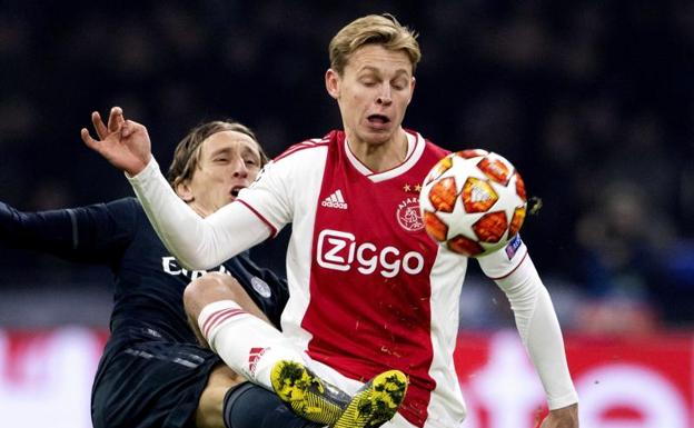 Frenkie De Jong, en una jugada ante Luka Modric.