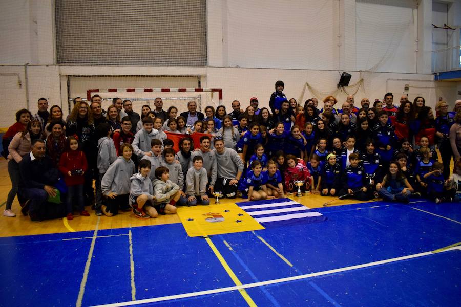 El C.D. La Candelaria Hockey femenino se hizo el pasado domingo con la victoria del Campeonato Andaluz de Hockey Sala en categoría alevín. Una apasionante final que tuvo al público entregado en todo momento. A un minuto de que terminara el partido La Candelaria empató a tres puntos con San Fermando y tuvieron que resolver la final a penaltis. El equipo también se llevó el trofeo a mejor jugadora y jugadora más goleadora.