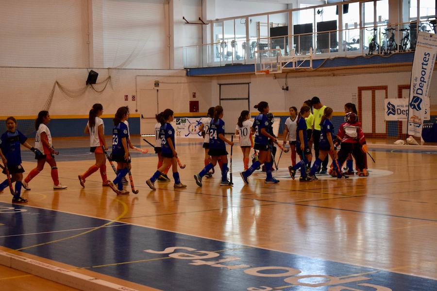 El C.D. La Candelaria Hockey femenino se hizo el pasado domingo con la victoria del Campeonato Andaluz de Hockey Sala en categoría alevín. Una apasionante final que tuvo al público entregado en todo momento. A un minuto de que terminara el partido La Candelaria empató a tres puntos con San Fermando y tuvieron que resolver la final a penaltis. El equipo también se llevó el trofeo a mejor jugadora y jugadora más goleadora.