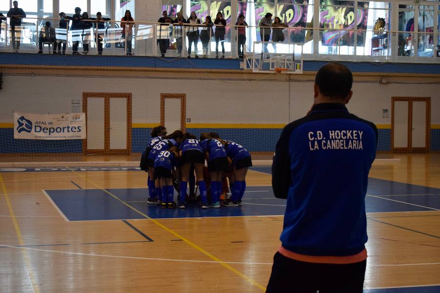 El C.D. La Candelaria Hockey femenino se hizo el pasado domingo con la victoria del Campeonato Andaluz de Hockey Sala en categoría alevín. Una apasionante final que tuvo al público entregado en todo momento. A un minuto de que terminara el partido La Candelaria empató a tres puntos con San Fermando y tuvieron que resolver la final a penaltis. El equipo también se llevó el trofeo a mejor jugadora y jugadora más goleadora.