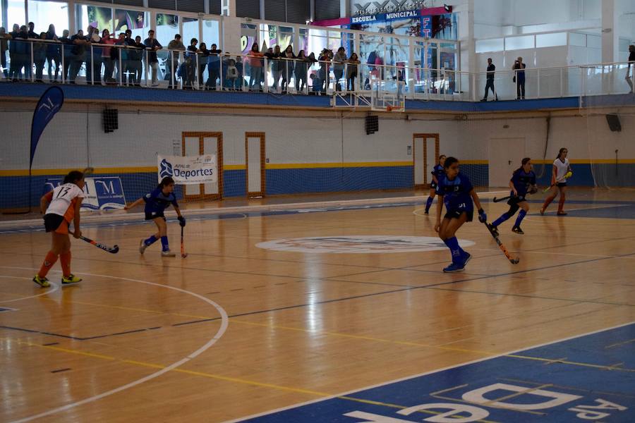 El C.D. La Candelaria Hockey femenino se hizo el pasado domingo con la victoria del Campeonato Andaluz de Hockey Sala en categoría alevín. Una apasionante final que tuvo al público entregado en todo momento. A un minuto de que terminara el partido La Candelaria empató a tres puntos con San Fermando y tuvieron que resolver la final a penaltis. El equipo también se llevó el trofeo a mejor jugadora y jugadora más goleadora.