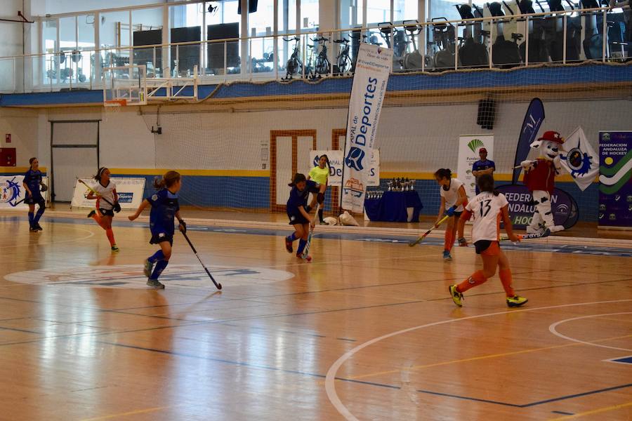 El C.D. La Candelaria Hockey femenino se hizo el pasado domingo con la victoria del Campeonato Andaluz de Hockey Sala en categoría alevín. Una apasionante final que tuvo al público entregado en todo momento. A un minuto de que terminara el partido La Candelaria empató a tres puntos con San Fermando y tuvieron que resolver la final a penaltis. El equipo también se llevó el trofeo a mejor jugadora y jugadora más goleadora.